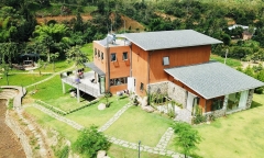 Mê mẩn biệt phủ rộng 10.000m2 nằm lưng chừng núi của cặp vợ chồng trẻ