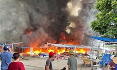 Ngọn lửa bùng phát dữ dội tại chợ Kim Sơn ở Quảng Ninh