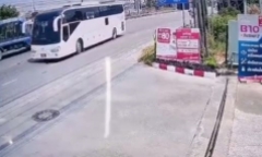 Video: Lao vào gầm xe khách, cô gái sống xót thần kỳ