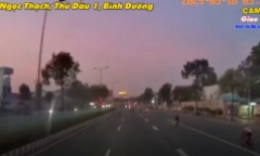 Đoàn xe đạp bất chấp nguy hiểm, hiên ngang chạy vào làn ô tô