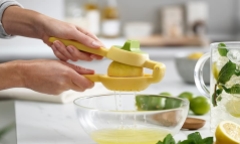 Cách vắt chanh được nhiều nước nhất