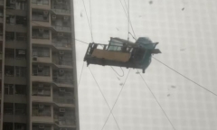 Clip: Thót tim cảnh 3 công nhân bị gió lớn thổi bay lơ lửng trên không