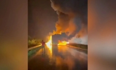 Clip: Vòi rồng khổng lồ bất ngờ xuất hiện ngoài khơi điểm du lịch nổi tiếng