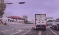 Video: Xe ô tô vượt dền đỏ, đã đâm lật xe cấp cứu ngay giữa giao lộ 
