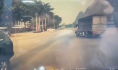 Clip: Kinh hoàng xe máy vượt đèn đỏ, ô tô tải