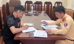 Xử phạt tài xế dừng xe giữa cầu Chương Dương để xả rác xuống sông