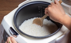 Nấu cơm dùng nước lạnh hay nước nóng? Bí quyết cho một nồi cơm ngon