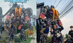 Đổ xô đi cúng robot Transformer trước quán cà phê để cầu trúng số