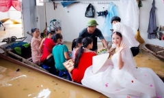 Đám cưới “bơi” trong lũ ở Chương Mỹ - Hà Nội gây sốt