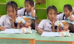 Nữ sinh 10 tuổi gây sốt khi cho em bé bú bình sữa trong lớp học 