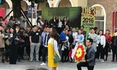 Mang vòng hoa tới cầu hôn, nam thanh niên bị bạn gái tát tới tấp