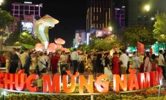 Nghìn người chen chân check-in cùng cặp linh vật Kim Ngân Tỵ trước phút Giao thừa
