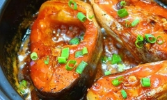Vì sao cá kho ngon hơn khi nấu hai lửa?
