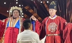 Chàng trai kết hôn với cô dâu châu Phi lớn hơn 20 tuổi, phản ứng 