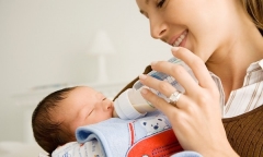 Bé trai 3 tuổi vẫn chưa biết đi, bác sĩ khám xong kêu gia đình báo cảnh sát bắt ngay bảo mẫu