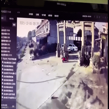 Video: Tái mặt chứng kiến cổng đá cao 6m đột nhiên đổ sập, vùi lấp người phụ nữ đi xe máy