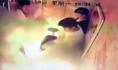 Kinh hoàng cảnh 5 người hoảng loạn kêu cứu trong “biển lửa” chỉ vì đem một thứ vào thang máy 