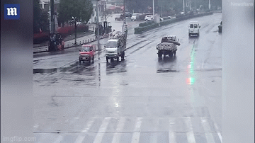 Video: Kinh hãi trước cảnh bình oxy bị xì van, lao thẳng về phía người đi xe máy