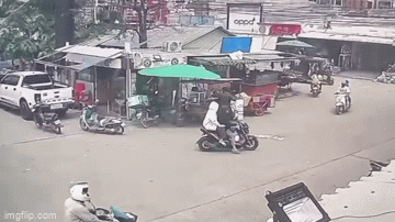 Clip: Kinh hoàng khoảnh khắc trâu điên húc văng người đi xe máy