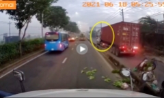 Clip xe container chạy vào làn xe máy, hất văng xe lôi rồi bỏ chạy