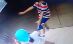 Clip bé gái nhanh trí cứu thoát em trai bị treo cổ trong thang máy