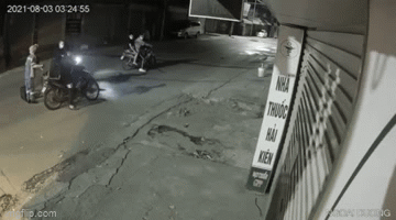 Video: Nữ lao công khóc lóc, van xin khi bị 4 thanh niên trấn lột xe máy