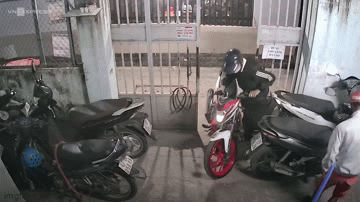 Video: Trộm 3 xe máy nhưng bỏ lại 1 chiếc vì không nổ được máy