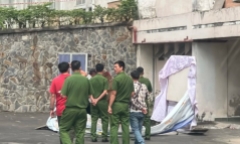 Nam sinh rơi từ tầng 5 trường đại học xuống đất, tử vong