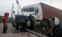 Kinh hoàng hiện trường vụ va chạm giữa xe container và xe tải khiến đôi vợ chồng tử vong