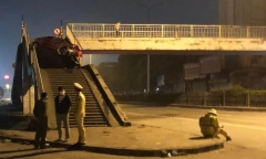 Ô tô 5 chỗ lao lên cầu vượt cho người đi bộ, 3 người thương vong