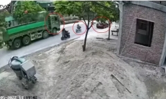 Nghệ An: Tài xế bất cẩn khi mở cửa ô tô khiến một người phụ nữ gặp nạn tử vong