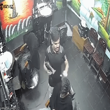 Video: Kinh hoàng cảnh máy sấy tóc bất ngờ phát nổ như bom khiến 2 người tử vong