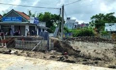 Phú Yên: Sạt lở đất khi đang thi công cầu dân sinh, người phụ nữ 49 tuổi tử vong