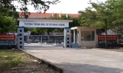 Nữ sinh lớp 9 bị mảnh vỡ cửa kính cứa vào cổ tử vong