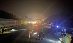 Băng qua cao tốc Hà Nội- Lào Cai, nam thanh niên bị xe ô tô cán tử vong