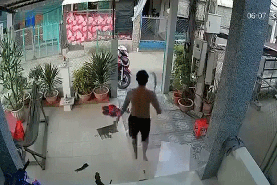 Cầm dao sang nhà hàng xóm 