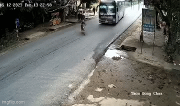 Video: Sang đường thiếu quan sát, nữ sinh lớp 9 bị xe khách cán tử vong