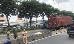 Tin tức tai nạn giao thông ngày 6/6/2021: Đi bộ trong làn ôtô, nam thanh niên bị container cán tử vong