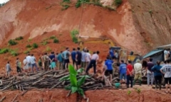 Đang đẩy xe chở gỗ, người phụ nữ bất ngờ bị đất đá đè tử vong