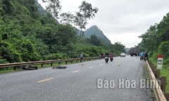 Văng xuống đường sau tai nạn, 2 người tử vong