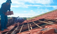 Long An: Giông lốc khiến nhiều nhà dân bị tốc mái, 1 người bị điện giật tử vong