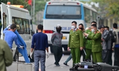 Xe chở công nhân va chạm với người phụ nữ đi xe máy, bé 8 tuổi ngồi sau tử vong 