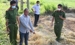 Thấy con nợ đi ngang qua nhà, chủ nợ cầm dao đâm tử vong 