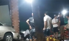 3 người trong gia đình ngồi ăn ốc bị ôtô tông trúng, 1 người tử vong