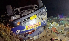 Xe chở hàng từ thiện lật trên đèo Văn Rơi, 3 người thương vong  