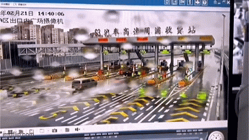 Chồng lái xe lao vun vút tông thẳng vào trạm thu phí, vợ tử vong