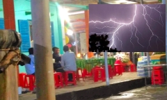 Hai anh em bị sét đánh khi đang lợp mái nhà, một người tử vong