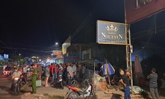 Cháu bé 2 tuổi ngồi chơi bên đường, bị xe 4 chỗ tông tử vong