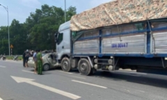 Phú Thọ: Ô tô con va chạm với xe tải, 4 người thương vong 