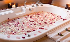 Ngâm mình trong trong bồn tắm ở spa người đàn ông nhanh chóng suy kiệt và tử vong